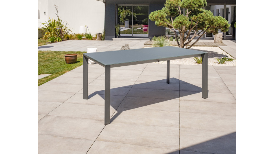 Table de jardin HONFLEUR (180/250x100 cm) aluminium avec plateau en verre et rallonge HPL imitation bois - GRIS ANTHRACITE