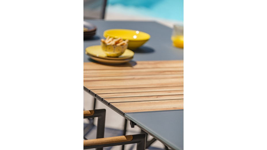 Table de jardin HONFLEUR (180/250x100 cm) aluminium avec plateau en verre et rallonge HPL imitation bois - GRIS ANTHRACITE