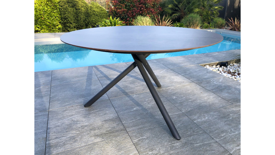 Table de jardin ronde PILAT (diam. 129 cm) en aluminium et plateau HPL - GRIS ANTHRACITE