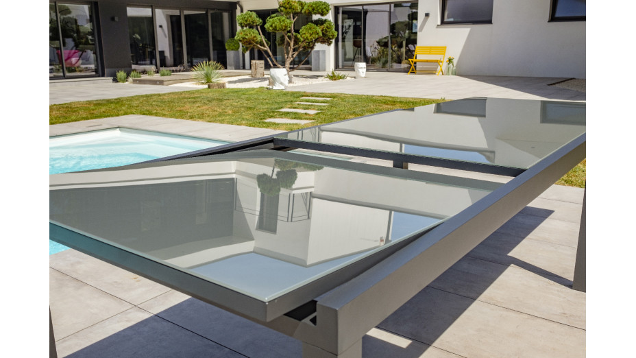 Table de jardin TOLEDE (200/300x100 cm) en aluminium et plateau verre avec rallonge intégrée - GRIS ANTHRACITE
