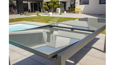 Table de jardin TOLEDE (200/300x100 cm) en aluminium et plateau verre avec rallonge intégrée - GRIS ANTHRACITE