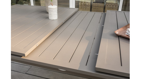 Table de jardin ZAHARA (180/240x100 cm) en aluminium avec rallonge automatique - TAUPE