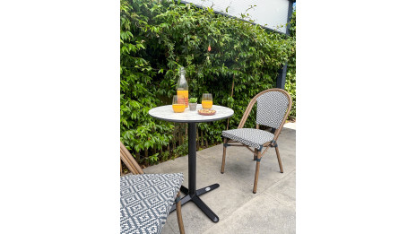 Lot composé d'une table de jardin BISTRO-TB60-HPL-MB et de 2 fauteuils BISTRO-FT-TEX-BLEU empilables