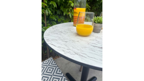 Lot composé d'une table de jardin BISTRO-TB60-HPL-MB et de 2 fauteuils BISTRO-FT-TEX-BLEU empilables