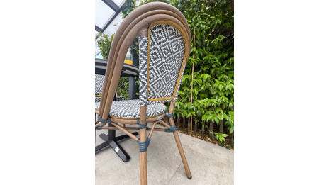 Lot composé d'une table de jardin BISTRO-TB60-HPL-MB et de 2 fauteuils BISTRO-FT-TEX-BLEU empilables