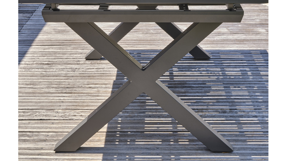 Table de jardin FLORIDE (180/240x100 cm) en aluminium et plateau HPL imitation bois avec rallonge automatique - GRIS ANTHRACITE