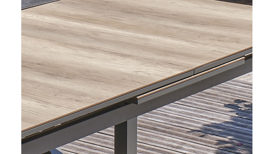Table de jardin FLORIDE (180/240x100 cm) en aluminium et plateau HPL imitation bois avec rallonge automatique - GRIS ANTHRACITE