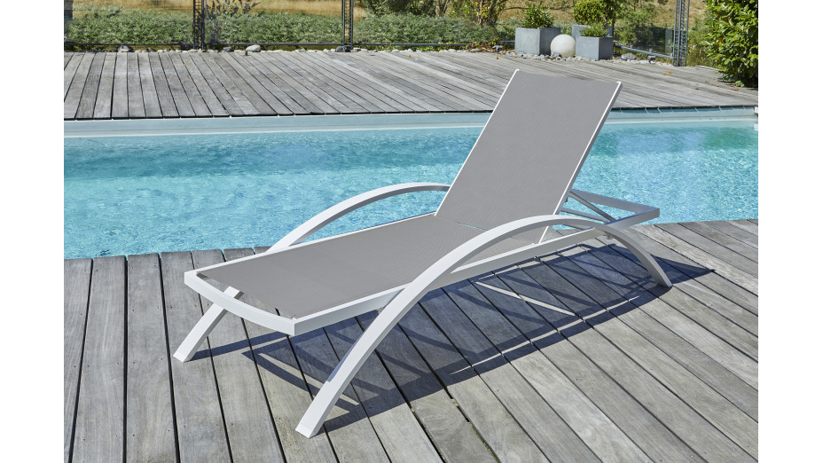 Lot composé de 2 bains de soleil BARCELONA-CL-BLANC (pré-montés) empilables
