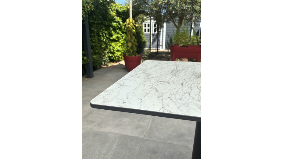 Table carrée de jardin BISTRO (70x70 cm) en acier noir et plateau HPL effet marbre - BLANC