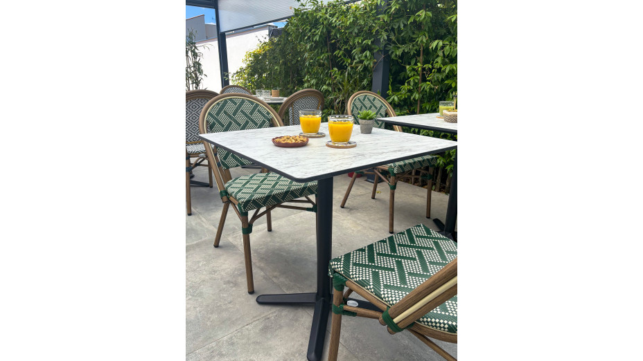 Table carrée de jardin BISTRO (70x70 cm) en acier noir et plateau HPL effet marbre - BLANC