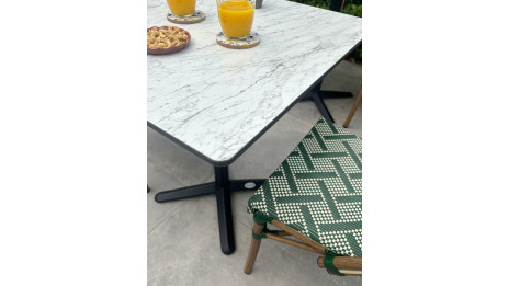 Table carrée de jardin BISTRO (70x70 cm) en acier noir et plateau HPL effet marbre - BLANC