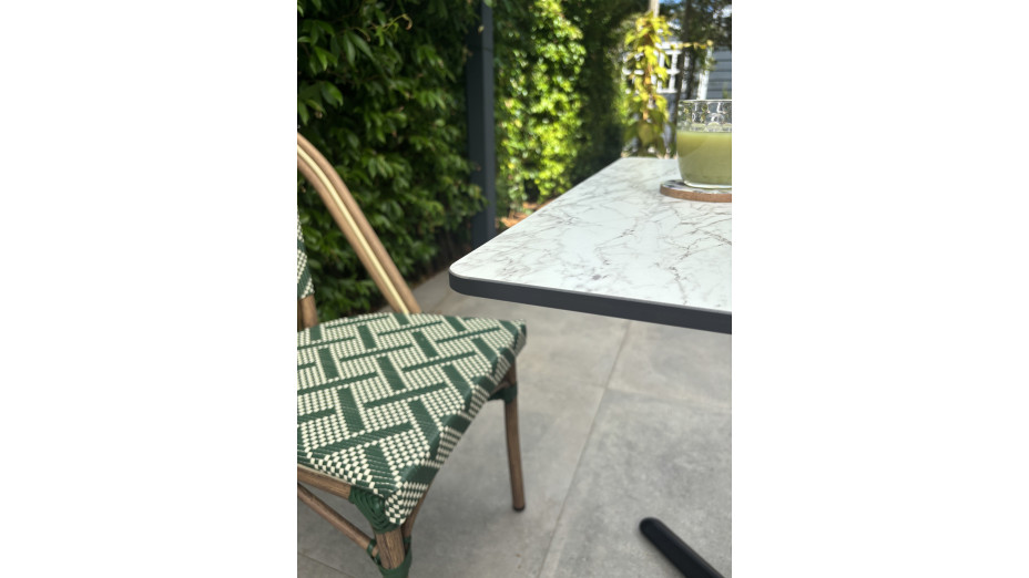 Table carrée de jardin BISTRO (70x70 cm) en acier noir et plateau HPL effet marbre - BLANC