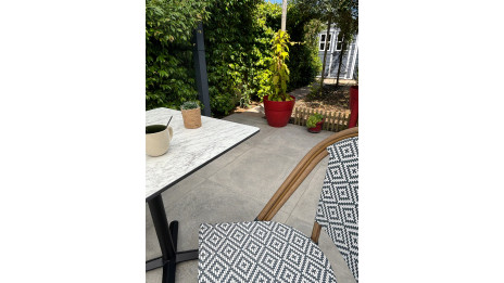 Lot composé d'une table de jardin BISTRO-TB70-HPL-MB et de 2 fauteuils BISTRO-FT-TEX-BLEU empilables