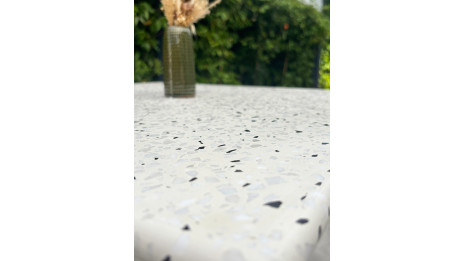 Table carrée de jardin BISTRO (70x70 cm) en acier noir et plateau terrazzo - BLANC