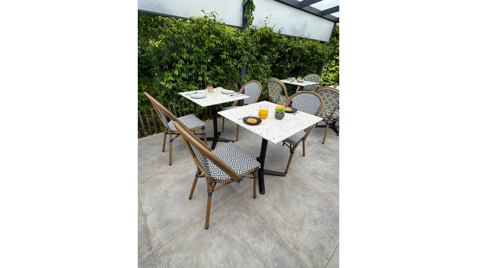 Table carrée de jardin BISTRO (70x70 cm) en acier noir et plateau terrazzo - BLANC
