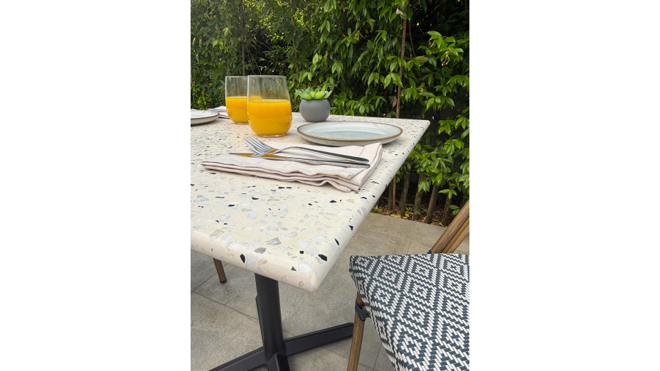 Table carrée de jardin BISTRO (70x70 cm) en acier noir et plateau terrazzo - BLANC