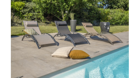 Lot composé de 2 bains de soleil CL76GREY (pré-montés) empilables