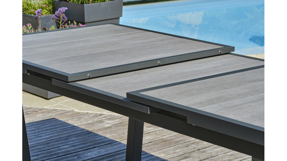 Table de jardin OLHOS (191/251x95 cm) avec rallonge automatique en aluminium et céramique - GRIS ANTHRACITE