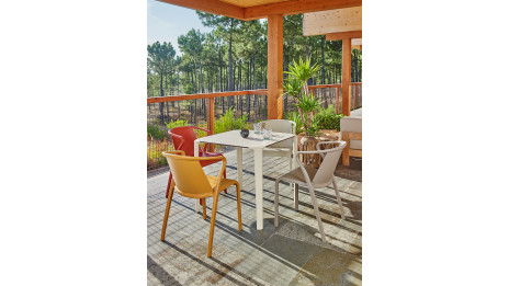 Lot composé de 2 fauteuils de jardin FADO-FT-TAUPE empilables