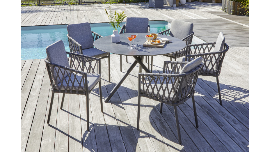 Lot composé d'une table de jardin ronde PILAT-TB129 et de 6 fauteuils PILAT-FT empilables