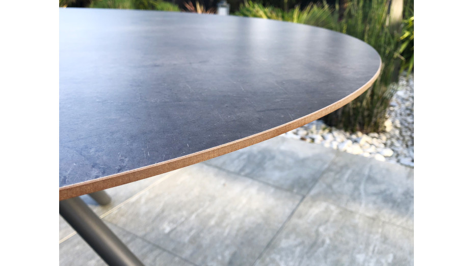 Lot composé d'une table de jardin ronde PILAT-TB129 et de 6 fauteuils PILAT-FT empilables