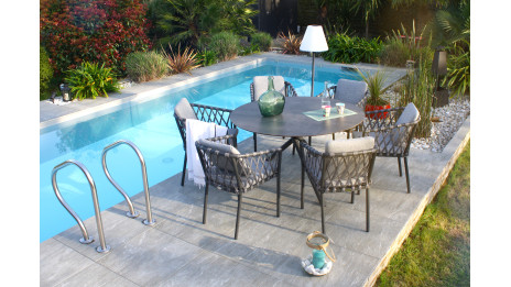 Lot composé d'une table de jardin ronde PILAT-TB129 et de 6 fauteuils PILAT-FT empilables