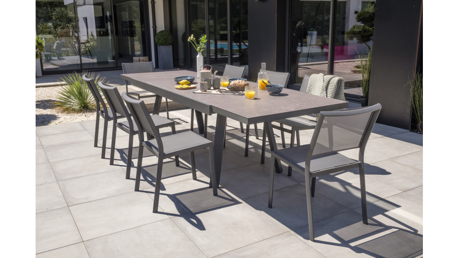Lot composé d'une table de jardin STOCKHOLM-TB300-CER avec rallonge et de 8 chaises STOCKHOLM-CH empilables