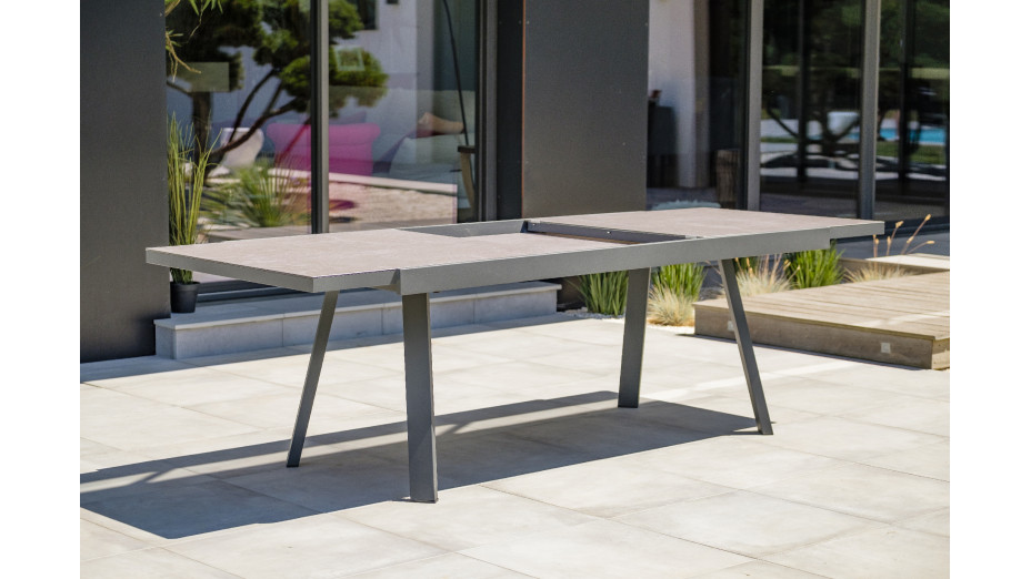 Lot composé d'une table de jardin STOCKHOLM-TB300-CER avec rallonge et de 8 chaises STOCKHOLM-CH empilables