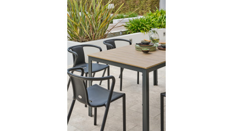 Lot composé d'une table BOSTON-TB150 et de 6 fauteuils de jardin empilables DIEGO-FT-GRISANTH
