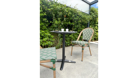 Lot composé d'une table de jardin BISTRO-TB60-HPL-MB et de 2 fauteuils BISTRO-FT-TEX-VERT empilables