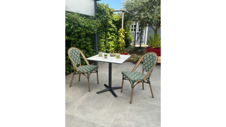 Lot composé d'une table de jardin BISTRO-TB70-HPL-MB et de 2 fauteuils BISTRO-FT-TEX-VERT empilables