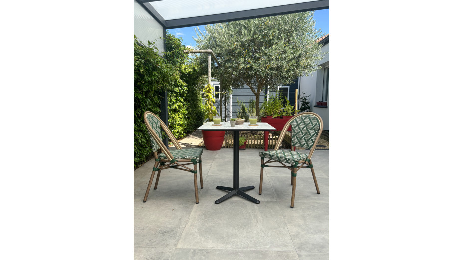 Lot composé d'une table de jardin BISTRO-TB70-HPL-MB et de 2 fauteuils BISTRO-FT-TEX-VERT empilables