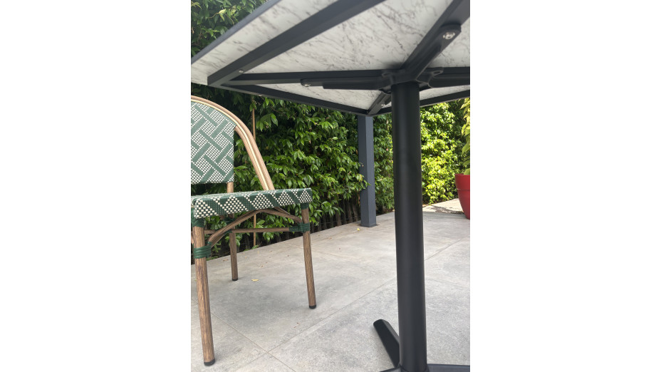 Lot composé d'une table de jardin BISTRO-TB70-HPL-MB et de 2 fauteuils BISTRO-FT-TEX-VERT empilables
